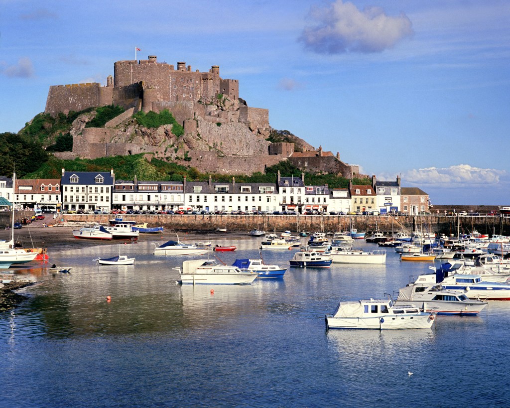 AYG93B GB - JERSEY: Gorey Harbour and Mont Orgueil Castle